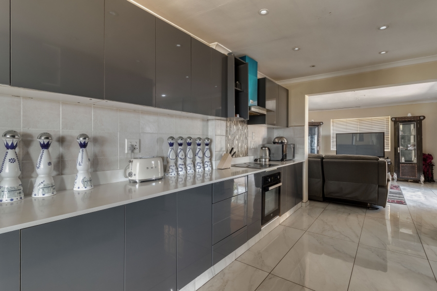 4 Bedroom Property for Sale in Mountainside Western Cape